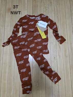 Brave Little Ones 2-Piece Rust Pajama Set with White Print (3T)